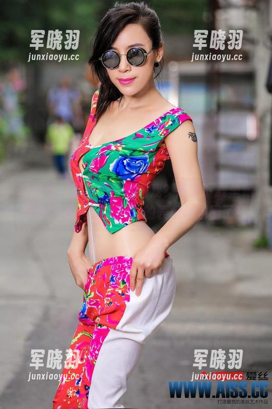 想参与“爱丝”沉默游戏？高清下载里藏着的画面，似乎把我的表情都包围了！