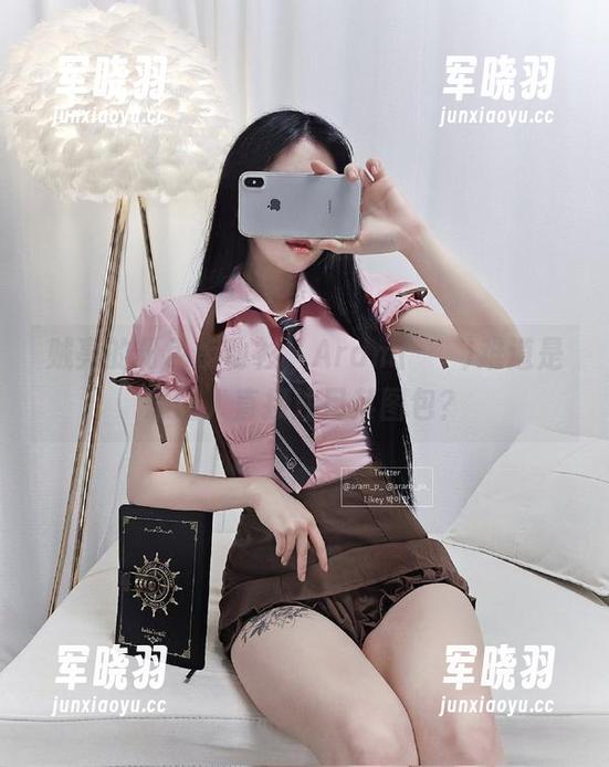 贼亮的粉色运动衫，Aram(아람)难道是想让人直接注目其图包？