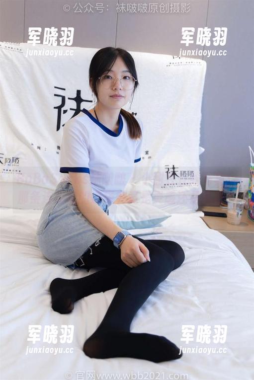BoBoSocks袜啵啵-小甜豆 BoBoSocks袜啵啵 - 小甜豆在线写真:那条连衣裙的选择究竟是灵感还是冲动?
