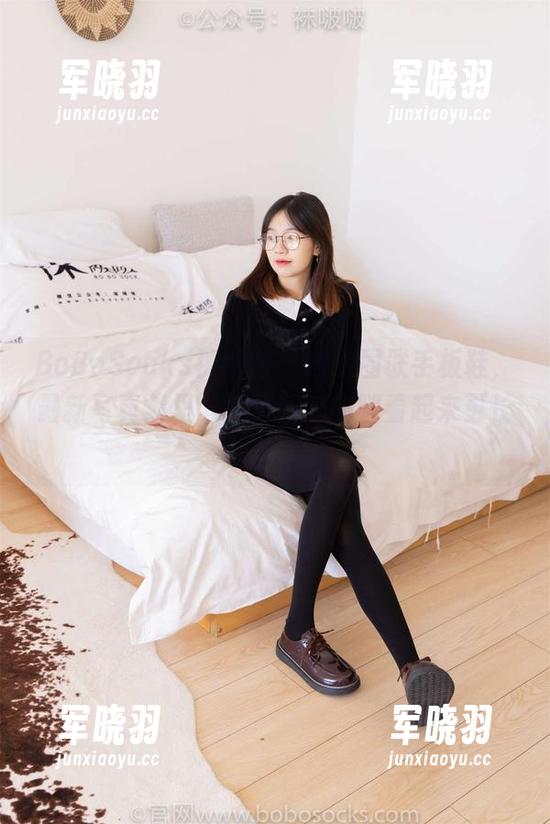 BoBoSocks袜啵啵 - 甜甜圈联手板鞋，最新写真集里，竟然让她的腿看起来更长了！