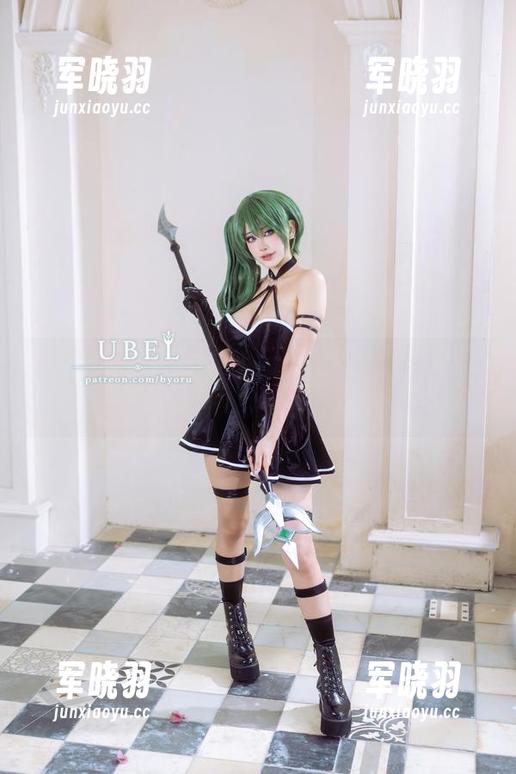 Byoru 满分的全套制服,Byoru可真会玩火,让人忍不住想多看几眼。