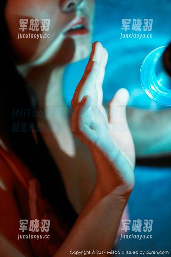 MiiTao蜜桃社 - 李颖诗的白色系列，告别圣光的沉重，此刻，只剩美图和轻松的随性。