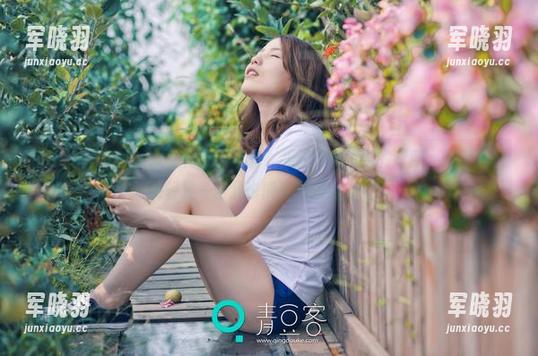 TGOD推女神-何晨曦 TGOD推女神 - 女王何晨曦写真,我就想碰碰她的衣服,是不是只要轻轻一碰我也能变得闪闪发光?
