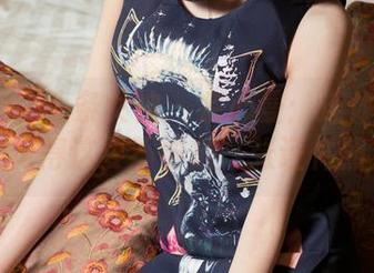 TouTiao头条女神 – 余心曼：连体衣原图，觉得这要不要放一张证件照？