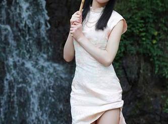 Xiuren秀人网 – 四月月的写真集：白得发光，是在拍照还是在放电啊？