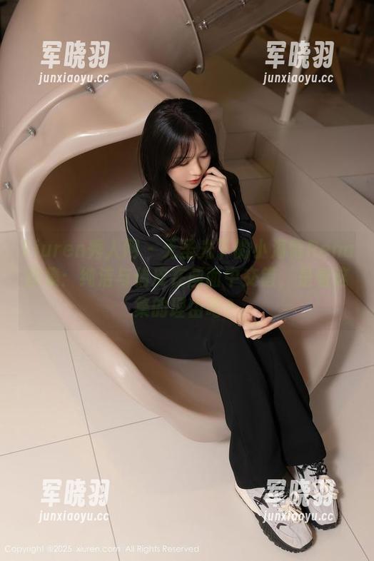 Xiuren秀人网-小海臀Rena Xiuren秀人网 - 无圣光下的小海臀Rena图集:纯洁与俏皮在画面中交错,是看这集的理由吧?