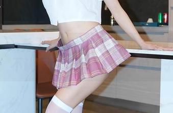 Xiuren秀人网 – 模特悦悦的清纯美图合集：不认真也许才是最清纯的样子？
