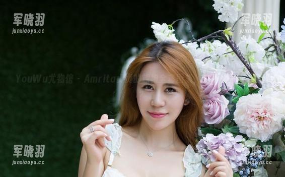 YouWu尤物馆-Amrita贞贞 YouWu尤物馆 - Amrita贞贞的旗袍全套图集,谁能说颜色不搭呢?