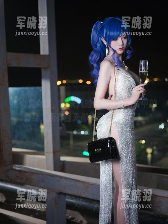 黑贞兔女郎，一米八的大梨子在图片中的转身，所有目光都快要飞过去了！