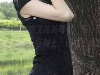 丽柜 – 校园里的文芮新写真，等一下，她怎么能随便坐在树上，还那么洒脱？