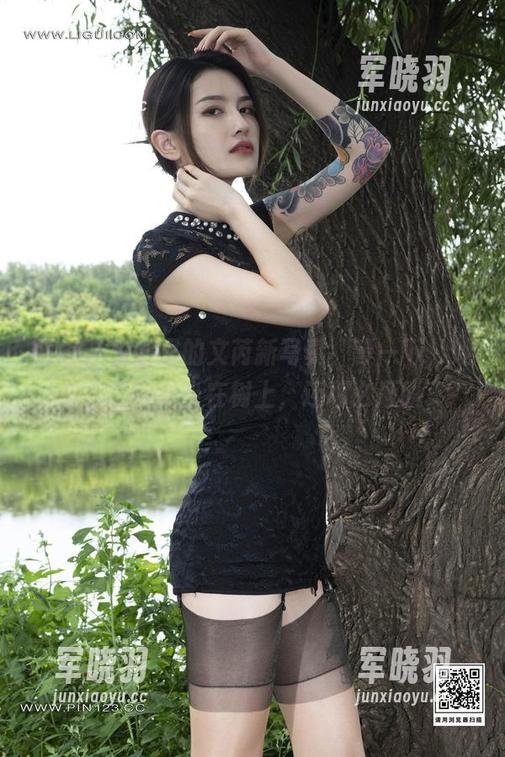 丽柜 - 校园里的文芮新写真，等一下，她怎么能随便坐在树上，还那么洒脱？