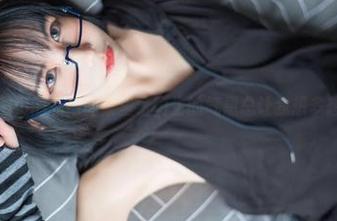 在兔玩映画黑贞的私拍图集里，陌生的气息总让我想多想几次，啧啧