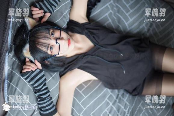 在兔玩映画黑贞的私拍图集里，陌生的气息总让我想多想几次，啧啧