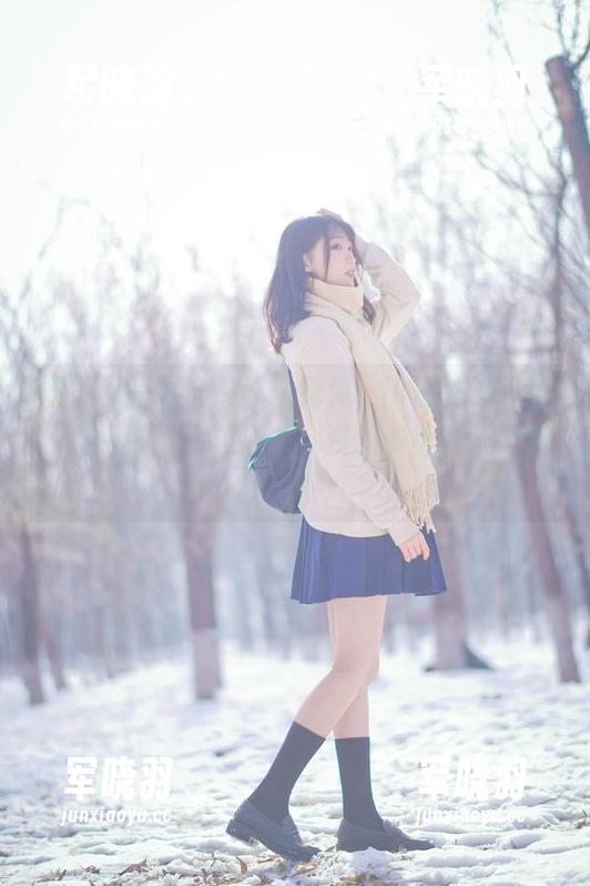 雪地里的周叽是可爱兔兔，jk也冻得可爱，美图如潮水般涌来，资源多得令人心慌！