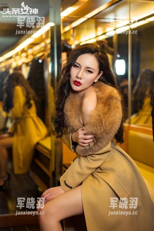 头条女神 - 套图中的钟晴：萝莉的天真与御姐的冷魅，错综复杂的组合
