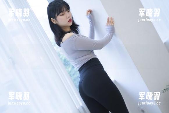 看宋哈娜(송하나)的牛仔裤，高清图集里的每一张都像是悄悄告诉我：你也可以这么穿！