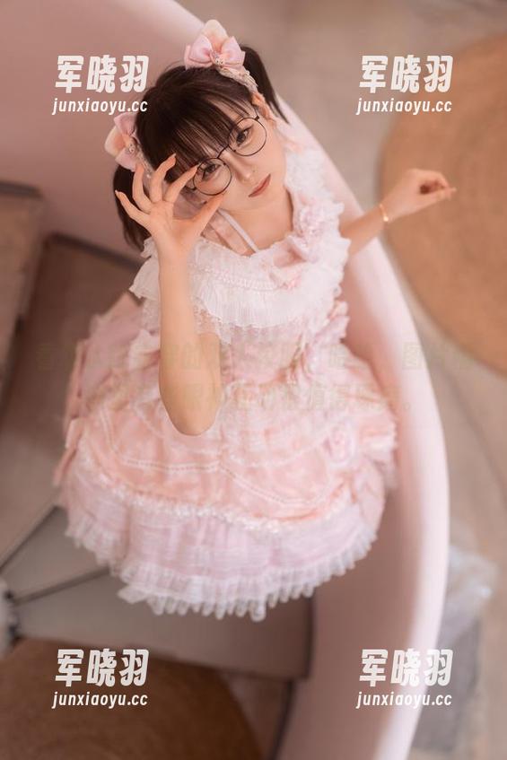 看幼水铃衣穿的双人校服，哈哈，图片精选里有些眼神互动很值得琢磨。