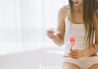 果团网 – 陈秋雨对着镜头的小嘴巴，甜心套图分享，没救了我！