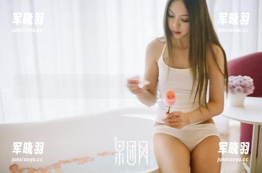 果团网 - 陈秋雨对着镜头的小嘴巴，甜心套图分享，没救了我！