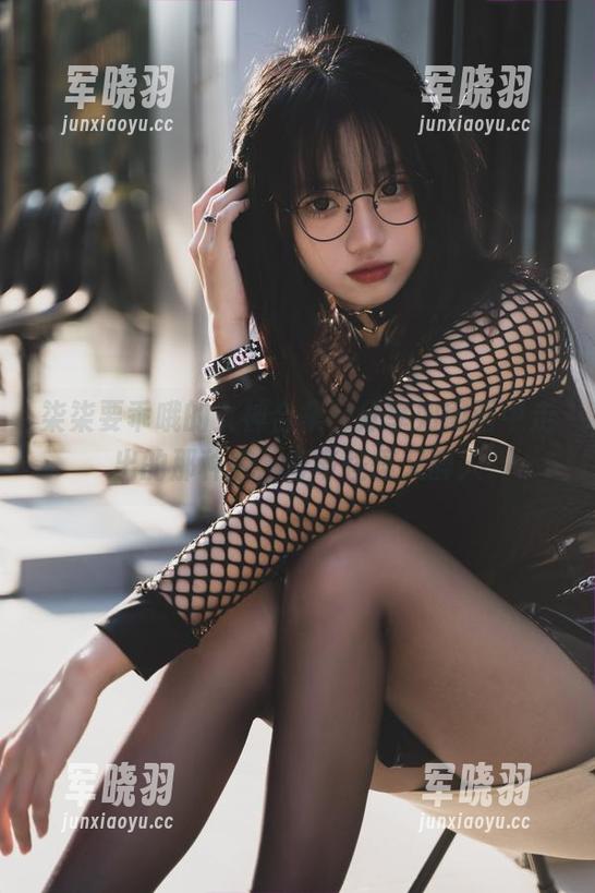柒柒要乖哦的女神合集，分享如同画中走出的那种美，奇奇怪怪又醉人