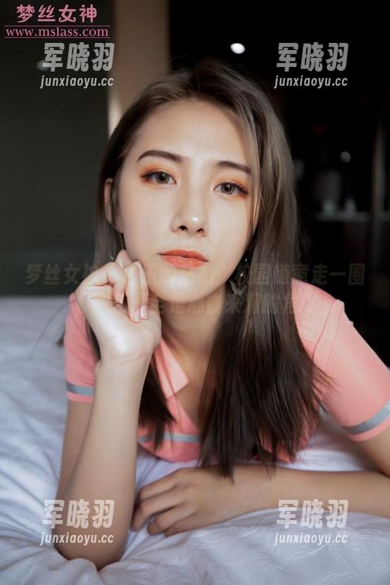 梦丝女神 - 含玉的私拍：校园随意走一圈，图包里全是心血来潮的角落