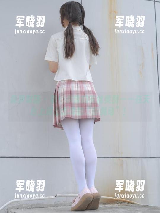 森萝财团-小香 森萝财团 - 看!小香的灰丝美图——在天台上演出怎样的“轻晃动”!