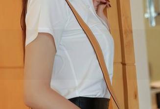 模范学院 – Abby王乔恩的福利：那个女孩，正在偷偷看我们