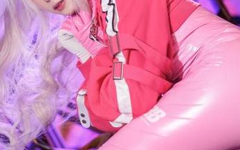 看樱落Selena的写真，爱宕花嫁的图集总让我回味无穷。