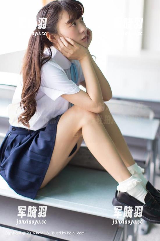 波萝社 - 晓茜sunny和她的泳装，打开一张图片，仿佛听见海浪轻轻拍打沙滩的声音。
