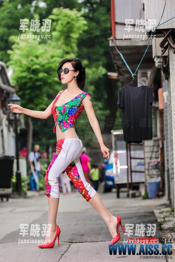 爱丝 - 分享一组若兮的旅行照片，谁能抵挡她那奇葩的姿势？