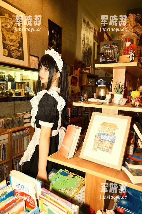 白莉爱吃巧克力 游泳池里的白莉爱吃巧克力,cos梦想呈现,这次的下载让你也能当水中仙子!