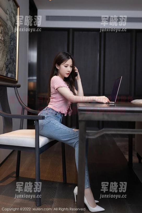 秀人网-K8傲娇萌萌Vivian 秀人网 - 当K8傲娇萌萌Vivian化身粉色精灵,点开高清套图,你会被萌翻的