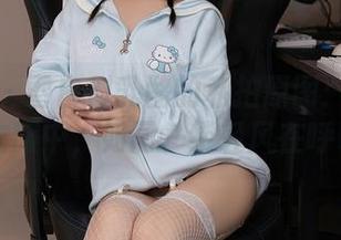 秀人网 – 雪白似乳酪的私拍原图：糯美子在衣服中，如同一缕轻风在呼吸…
