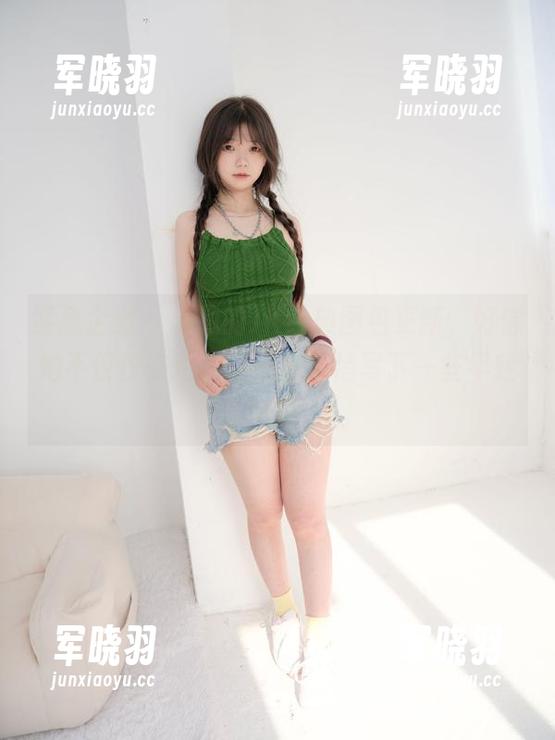 紧急企划-小恩 紧急企划 - 小恩的JK经典图包更新,好像她不仅仅在拍照,还在悄悄写下一些年轻的呓语。