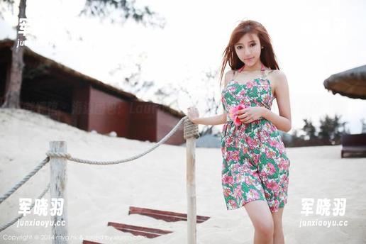美媛馆 - 海边图包：Laura张小妮vs海鸥，谁才是真正的‘霸主’？