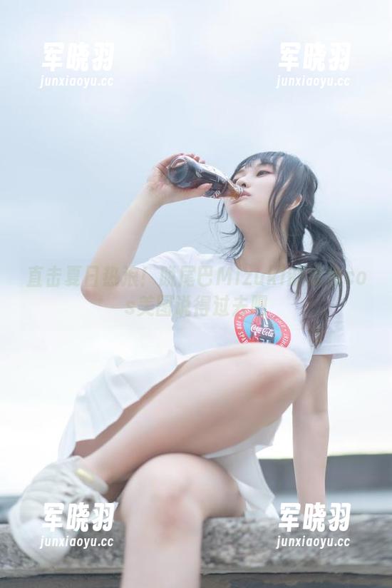直击夏日热浪！脱尾巴Mizuki的泳池cos美图说得过去吧