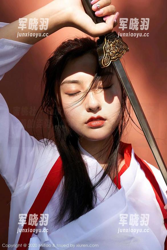 蜜桃社-Suki 蜜桃社 - Suki的美足合集:这个脚丫子站着的姿势,像不像某部经典电影的复刻?
