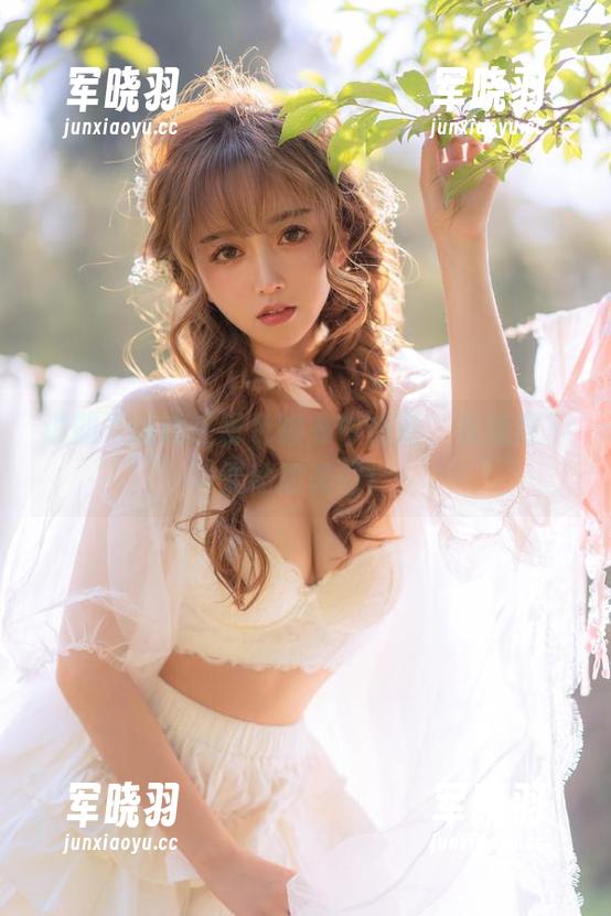 过期米线线在粉色睡衣中畅游，在线展示灵动的美图！