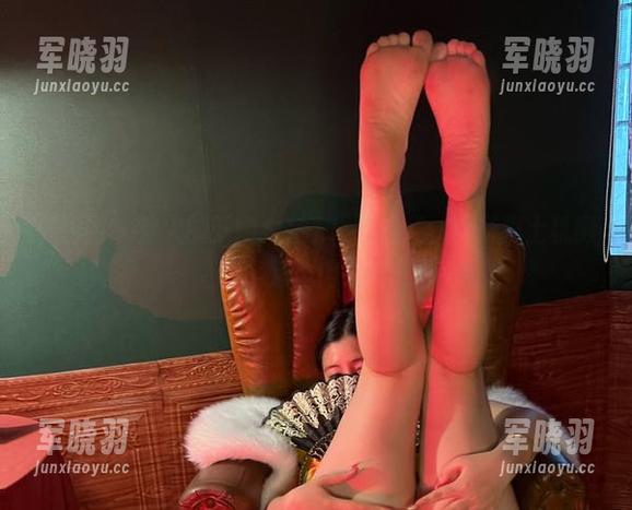 微密圈 - 迷人的五姨太在工地上在线，支持推土机搬运肉肉！