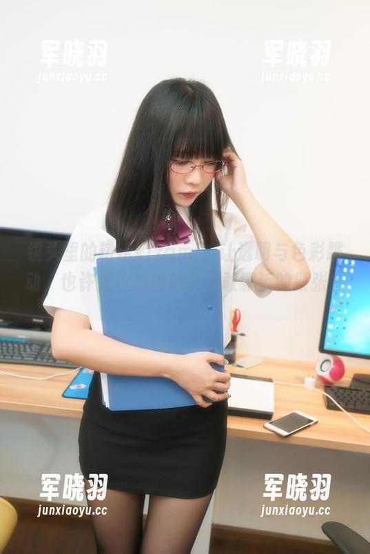 铭铭kizami 镜头里的铭铭kizami,让透明与色彩跳动,也许是你想拥抱又不敢靠近的紧张感。