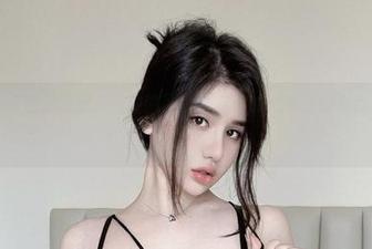 微密圈 – 阿色穿着波点内内的照片：友谊的小船说翻就翻，这衣服不会翻吧…？