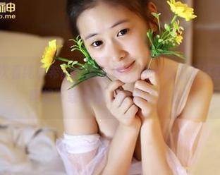 青豆客 – 每次看纯小希的女友写真，肚子都忍不住翻腾，作品集真想下载保存，看着好治愈！