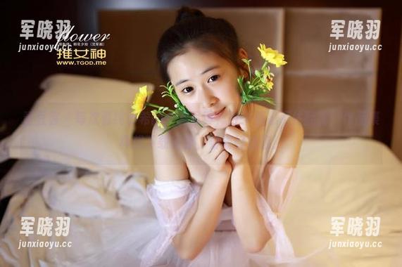 青豆客 - 每次看纯小希的女友写真，肚子都忍不住翻腾，作品集真想下载保存，看着好治愈！