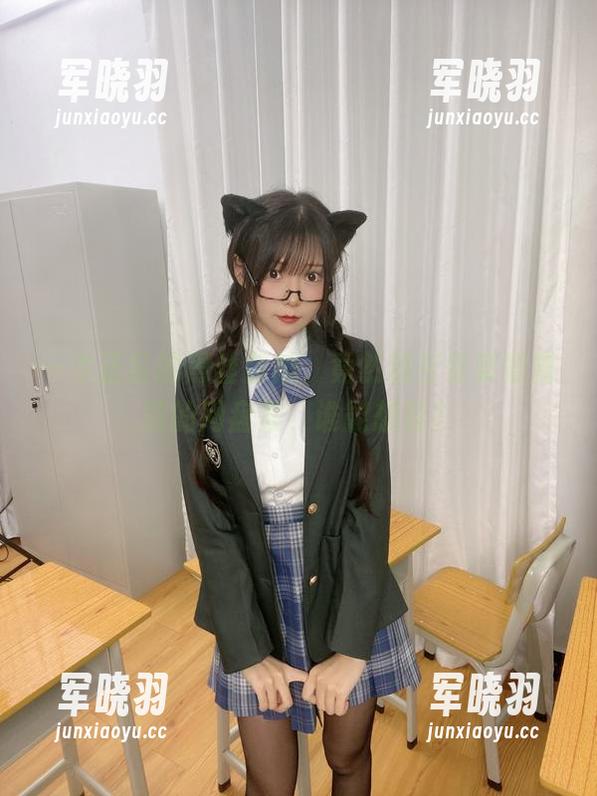 香草喵露露 一本正经的黑丝自拍,竟然藏在香草喵露露的网盘里,谁能想到?
