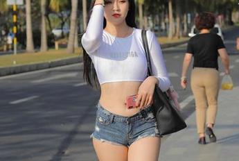 魔镜街拍 – 小小销售主管的粉裙优雅：看婷婷如何在私拍图包里游刃有余！