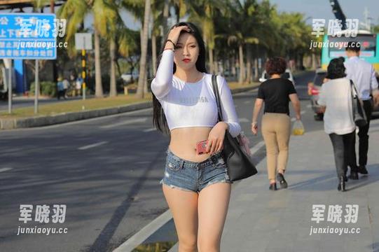 魔镜街拍 - 小小销售主管的粉裙优雅：看婷婷如何在私拍图包里游刃有余！