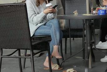 魔镜街拍 – 在婷婷的白色连衣裙和黑丝美腿下，我的小心脏也被强势包围了，这组图片资源太凶猛！