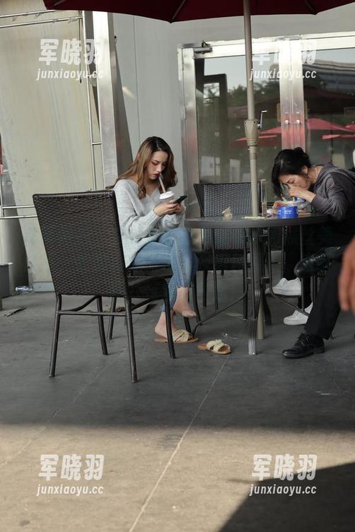 魔镜街拍-婷婷 魔镜街拍 - 在婷婷的白色连衣裙和黑丝美腿下,我的小心脏也被强势包围了,这组图片资源太凶猛!