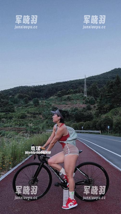 鹿瑶 微密圈 - 教室里的鹿瑶:不是上课,是在喵照片合集呢